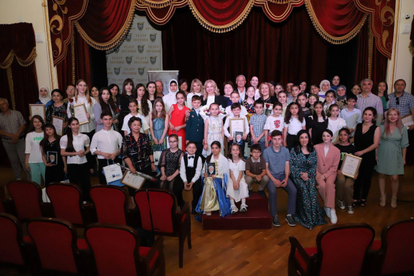 В Театре поэзии состоялась встреча министра культуры Республики Дагестан Заремы Бутаевой с детьми-лауреатами всероссийских, международных, региональных конкурсов и фестивалей, а также их педагогами.